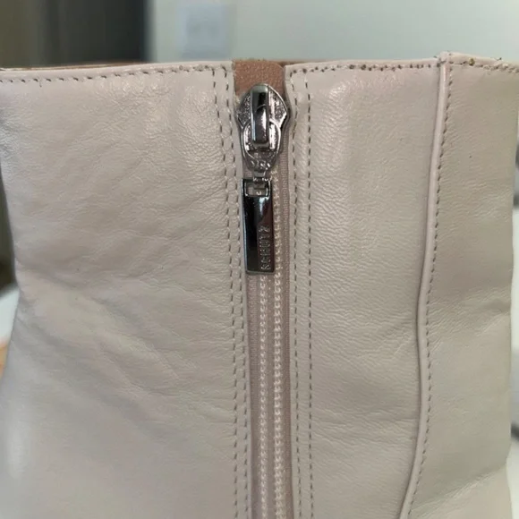 Schutz Bette Stiletto Leather Ankle Bootie in Off-White Size 7B - Picture 11 of 13